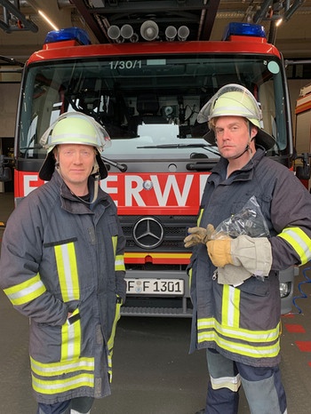 Simon Schwarz (links) und Sebastian Bezzel in Feuerwehrmontur. | Bild: BR/strandgutmedia GmbH/Benjamin Frank