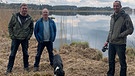 Von links: Sebastian Bezzel, Simon Schwarz und der Polizist Johannes Träumer bei einem gemeinsamen Spaziergang mit Hund. | Bild: BR/strandgutmedia GmbH/Benjamin Frank