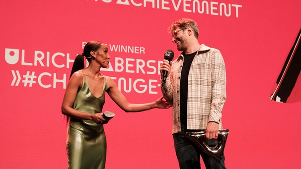 Preisverleihung an Ulrich Habersetzer für Web-Doku "#Challenge1923 – 3 Menschen. 6 Songs.".  | Bild: Detuscher Jazzpreis / Niclas Weber