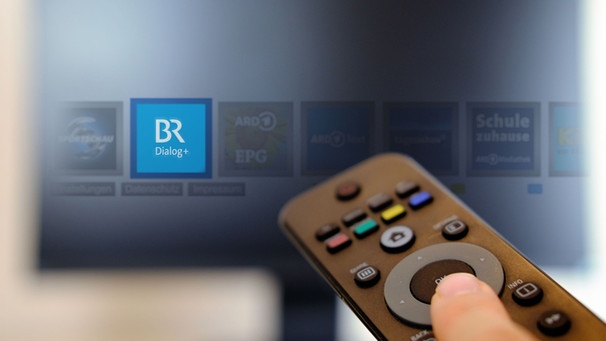 Die BR Dialog+ Applikation wird am Smart TV mit der Fernbedienung gestartet. | Bild: BR/Petra Decker
