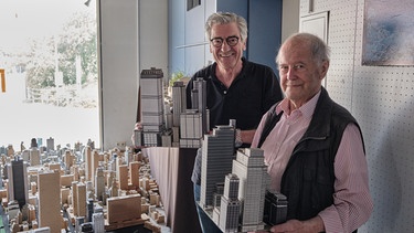 „Es gibt keinen, der mehr Häuser besitzt als ich!“ Karl Sperber aus Burgebrach hat 5000 Wolkenkratzer aus Pappe gebaut. | Bild: BR/megaherz gmbh/HP Fischer