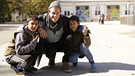 Reporter "Checker Tobi" Tobias Krell mit zwei Flüchtlingskindern | Bild: BR / megaherz