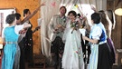 Es regnet Blüten: Holger Matthias Wilhelm (Rolle: Gregor Brunner), Katrin Lux (Rolle: Fanny Lechner) und Hochzeitsgäste. | Bild: BR/Marco Orlando Pichler
