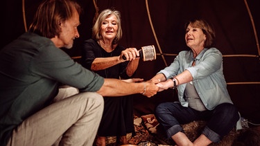 Sascha (Eisi Gulp) und Rosi (Brigitte Walbrunn, rechts) lassen sich auf das Ritual von Andrea (Jutta Speidel, Mitte) ein. | Bild: BR/Nadya Jakobs