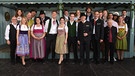 Der Cast von "Dahoam is dahoam" und die "Brettl-Spitzen" | Bild: BR/Felix Hörhager