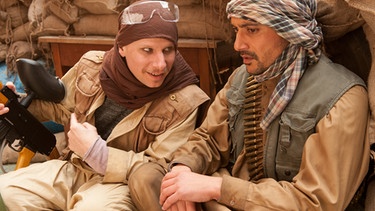 Haschim (Omar El-Saeidi) und Titus (Robert Stadlober) bei der Militärübung: Hashim will alles hinschmeißen und beginnt, zu erzählen. | Bild: BR/Novafilm Fernsehproduktion GmbH/Britta Krehl