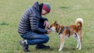 Markus Richter mit dem Shiba-Inu-Mischling Fox. | Bild: BR/Maximus Film GmbH