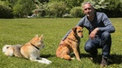 Markus Richter (rechts) mit Bernie (Mitte) und seinem Hund Jackson (ganz links) | Bild: BR/Maximus Film GmbH/Ruben Paluchiewicz