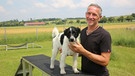 Markus Richter mit Tierheimhund Hupfi. | Bild: BR/Maximus Film GmbH/Vincent Dehler