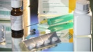 Diverse Medikamente auf Glasplatte bereit | Bild: BR