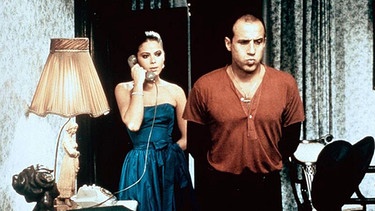 Der eingefleischte Junggeselle Elia (Adriano Celentano) würde die attraktive Mailänderin Lisa (Ornella Muti) am liebsten wieder vor die Tür setzen.
| Bild: BR/Koch Media/MDR