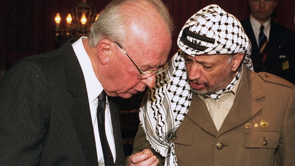 Vor mehr als 20 Jahren, im September 1993, schien Frieden möglich: Israels Ministerpräsident Yitzchak Rabin (links) und Jassir Arafat, Chef der palästinensischen Befreiungsbewegung (rechts), gaben sich die Hände. | Bild: BR/Government Press Office/Intuitive Pictures/Medalia Prodctions/yesDocu/Saar Yaacov