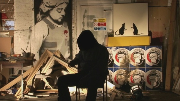 Banksy gibt im Atelier ein Interview. | Bild: BR/Telepool