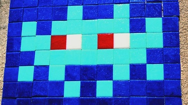 "Eindringling aus dem Weltall" blaues Mosaik | Bild: BR/Telepool