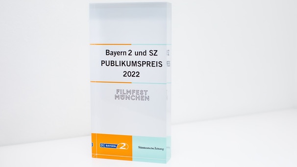 Trophäe des Bayern 2 und SZ-Publikumspreises beim Filmfest München 2022 | Bild: BR