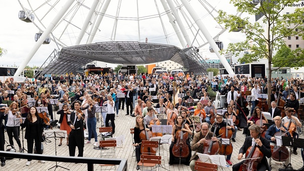 Flashmob mit Sir Simon Rattle für das Neue Konzerthaus am 8.7.2022 im Münchner Werksviertel-Mitte | Bild: BR / Astrid Ackermann