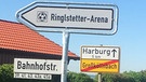 Ein Straßenschild weist den weg zur neuen "Ringlstetter-Arena" in Großköllnbach (Landkreis Dingolfing-Landau): | Bild: SV Großköllnbach
