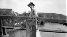Gabriele Münter mit Staffelei und Bild auf einer Brücke. | Bild: BR
