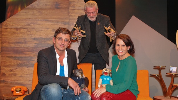 Die Moderatoren Brigitte Theile, Hans Sigl und der Leiter der Augsburger Puppenkiste Klaus Marschall  | Bild: BR/Andrea Rizza
