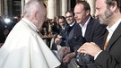 Schmidt Max (rechts) und Redakteur Frank Meißner (2. von rechts) erhalten eine Audienz beim Papst. | Bild: BR/L`Osservatore Romano
