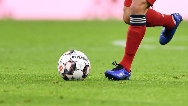 Symbolbild Fußball: Fußballer schießt einen Ball | Bild: picture-alliance/dpa