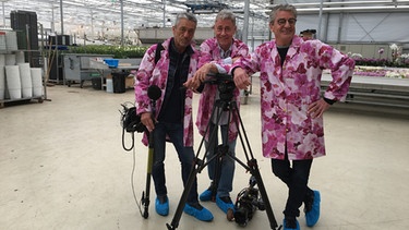 Franz X. Gernstl, Kameramann HP Fischer und Tonmann Stefan Ravasz in Holland bei einem Orchideenzüchter | Bild: BR / megaherz gmbh