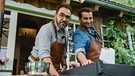 Schauspieler Adnan Maral (links) und Spitzenkoch Ali Güngörmüs gemeinsam am Grill. | Bild: BR