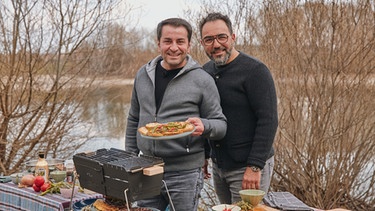 Ali Güngörmüş und Adnan Maral zusammen am Picknick-Grill direkt am Lechufer. | Bild: BR/Yalla Productions GmbH/Marian Mok