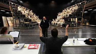 Probenszene mit Franco Vassallo (Rigoletto) und Dirigent Árpád Schilling | Bild: BR / AVE Fernsehproduktion