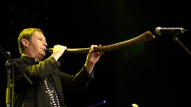 Hans-Jürgen Buchner mit Didgeridoo | Bild: BR / Manfred Bernhard