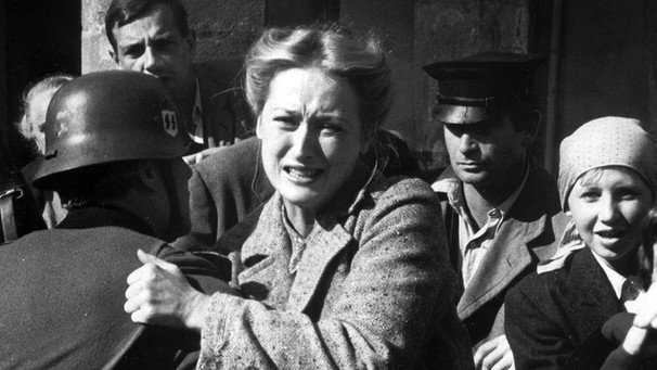 Inga Helms-Weiss (Meryl Streep) muss hilflos mitansehen, wie ihr Mann abgeholt und in ein Konzentrationslager gebracht wird. | Bild: BR/WDR/Worldvision Enterprises Inc.