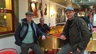 Sebastian Bezzel und Simon Schwarz mit dem "singenden Fischer" Robert Kneidl in Bad Reichenhall | Bild: BR / Labo M