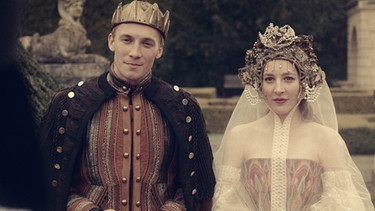 Sara (Caroline Vedel) und der Prinz (Andreas Jessen) sind verheiratet. | Bild: DR/Bo Tengberg