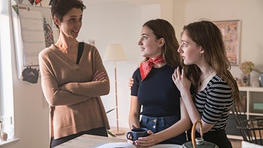 Von links: Rikke (Christine Albeck Børge) unterhält sich mit ihren Töchtern Anna (Fanny Bornedal) und Sara (Caroline Vedel). | Bild: DR/Per Arnesen