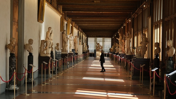 Die berühmte Galerie der Uffizien (zu sehen ist die Assistentin des Museumsdirektors Alberica Barbolani da Montauto). | Bild: BR/ZDF/Zero One Film GmbH/Felix Riedelsheimer