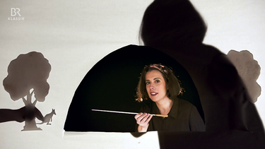 Dirigentin Marie Jacquot vor Schattenspiel mit Känguru | Bild: BR