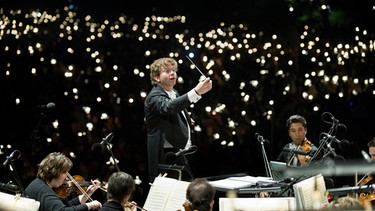 GMD Marcus Bosch dirigiert die Staatsphilharmonie Nürnberg beim Klassik Open Air 2014 | Bild: BR / Uwe Niklas