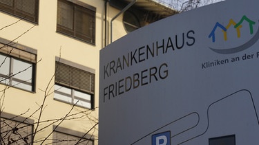 Schild am Krankenhaus Friedberg | Bild: BR / Andreas Herz
