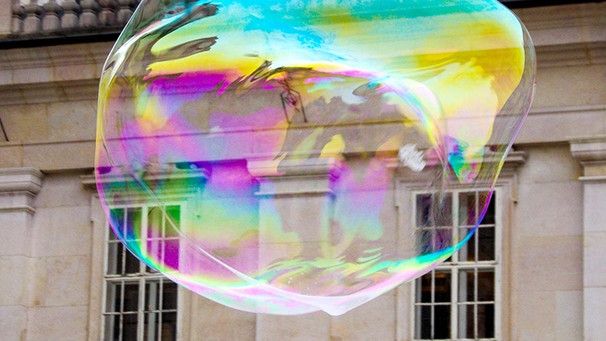 Seifenblasen fliegen auf ein Fenster zu | Bild: PHOTOCASE / Foto: Airene