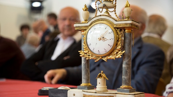 Vorbesichtigung beim Themengebiet Uhren in Ansbach. | Bild: BR/Martina Bogdahn