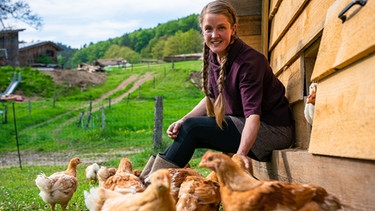 Shekinah Fuchs sitzend mit ihren Hühnern | Bild: BR/megaherz gmbh/Moritz Sonntag