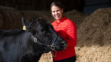 Marisa Marquardt bei den Jungtieren im Stall ihres Rinderzucht-Hofs Holstein-Wagyu in Negenharrie in Holstein. | Bild: BR/Melanie Grande