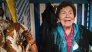 Seit 57 Jahren arbeitet die 91-jährige Juliane nun schon Jahr für Jahr auf der Wiesn, zunächst als Bedienung, dann als Brezn-Verkäuferin.  | Bild: BR/Thomas Heckner