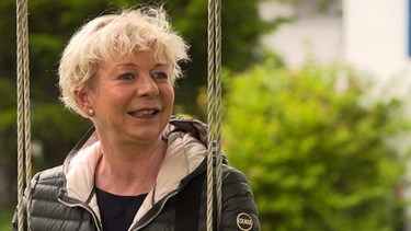 Regionalkrimi-Autorin Rita Falk zu Besuch im Garten ihrer Oma in Oberammergau. | Bild: BR/Susanne Fiedler