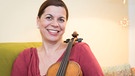 Traudi Siferlinger mit ihrer Geige. | Bild: BR/Philipp Kimmelzwinger
