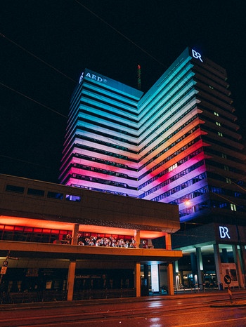 PULS setzt mit der Lichtinstallation von Matthias Singer am BR-Funkhaus ein Zeichen für die Veranstaltungsbranche während der Corona-Pandemie | Bild: BR/Dominik Wierl