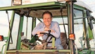 Der Haselnuss-Bauer Fritz Stiegler fühlt sich nicht nur auf dem Traktor wohl - auch als Buchautor ist der Franke erfolgreich. | Bild: BR/cutflow GmbH/isarflimmern fernsehproduktion GmbH
