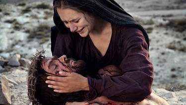 Maria beweint ihren toten Sohn | Bild: BR/Tellux-Film GmbH/Angelo Turetta