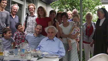 Max Mannheimer (Mitte) im Kreis von Familie und vielen Freunden | Bild: BR/Peter Dermühl