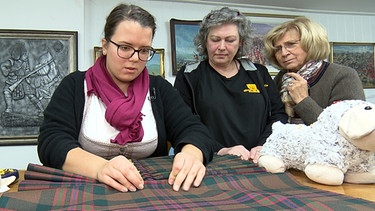 Unter der Aufsicht von Kirty steckt Tauscharbeiterin Magdalena den schottischen Kilt ab. | Bild: BR/Constantin Entertainment GmbH